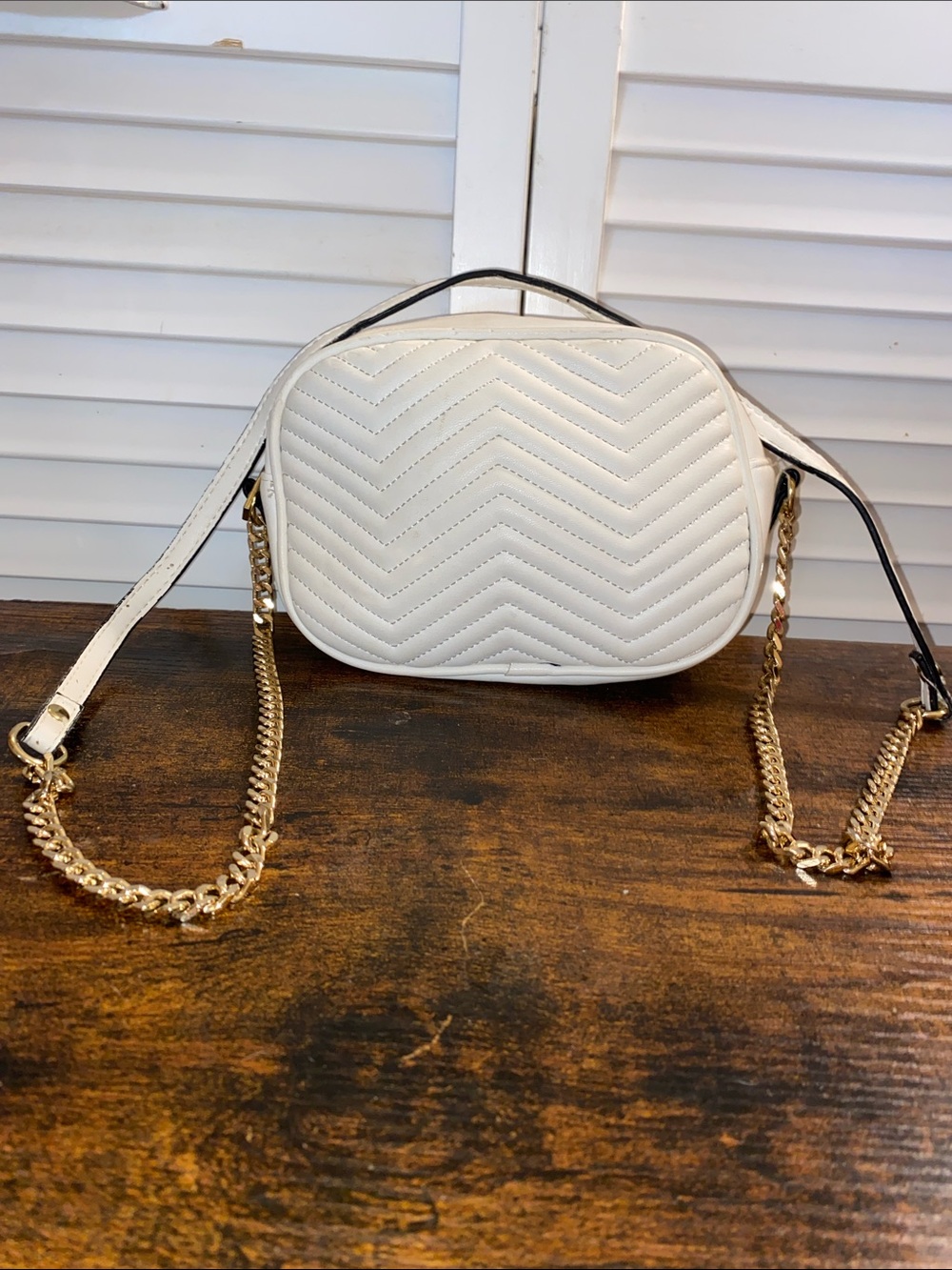VTG White Chevron Style Crossbody with Heavy Gold Chains and Leather Straps 9” W